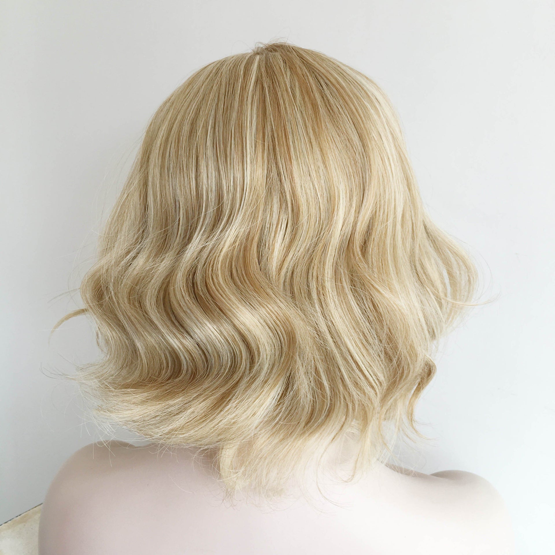 nevermindyrhead Women Light Toffee Blonde Ombre Short Curly Bob Side Part Wig