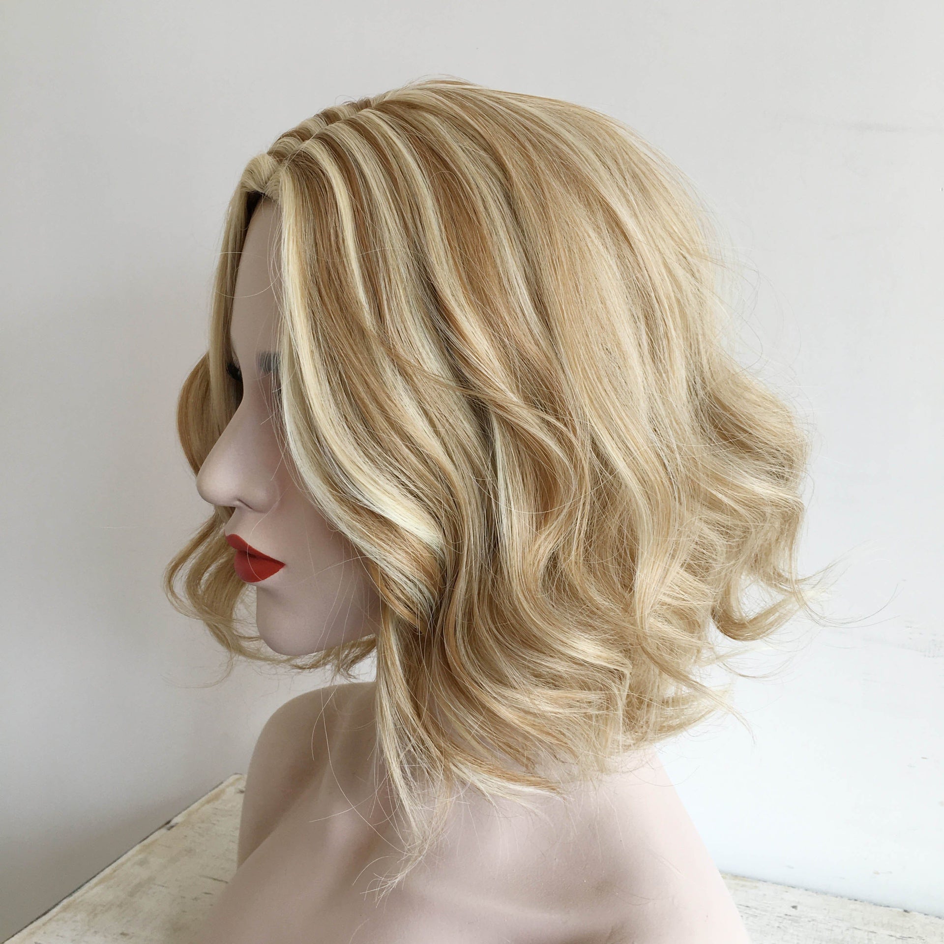 nevermindyrhead Women Light Toffee Blonde Ombre Short Curly Bob Side Part Wig