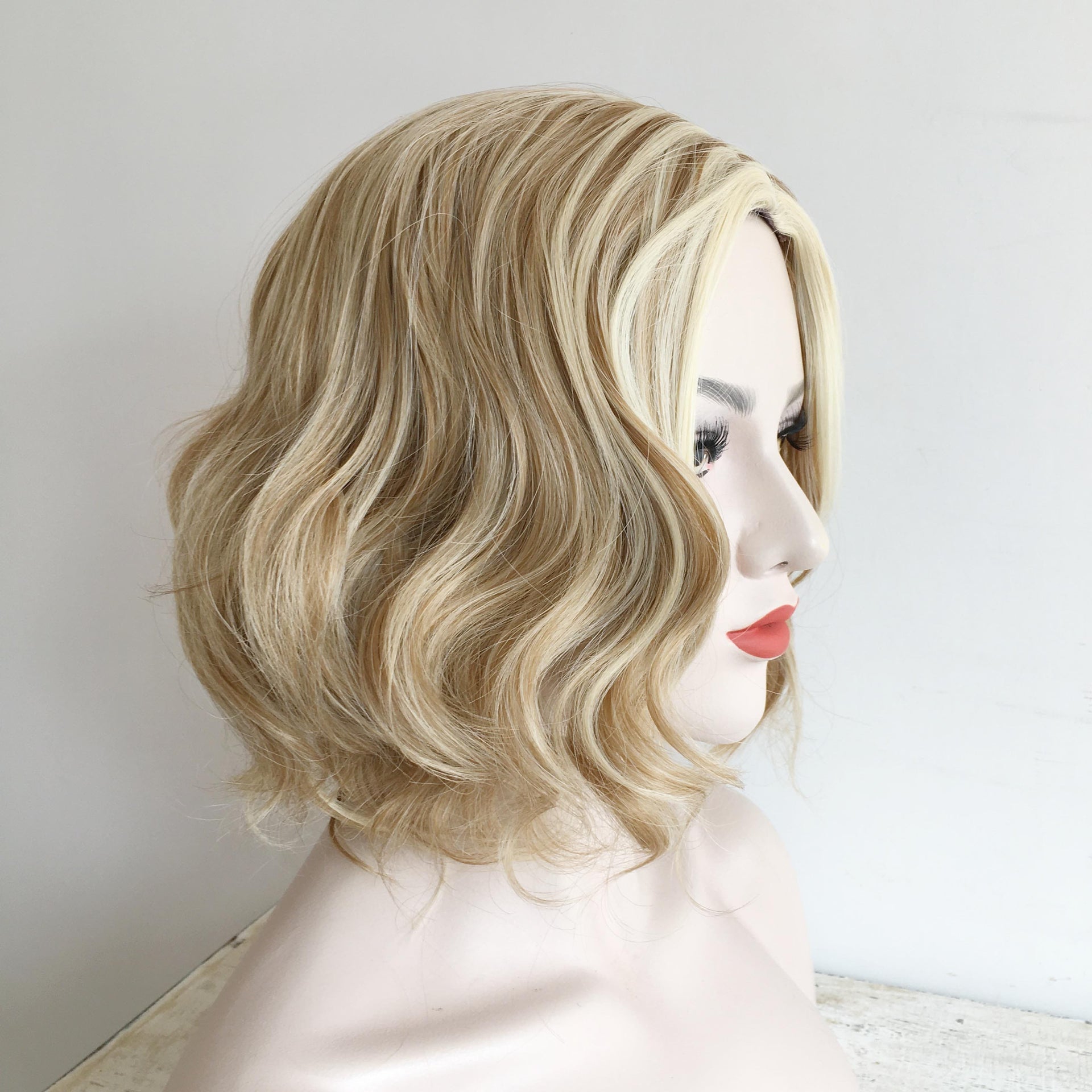 nevermindyrhead Women Light Toffee Blonde Ombre Short Curly Bob Side Part Wig